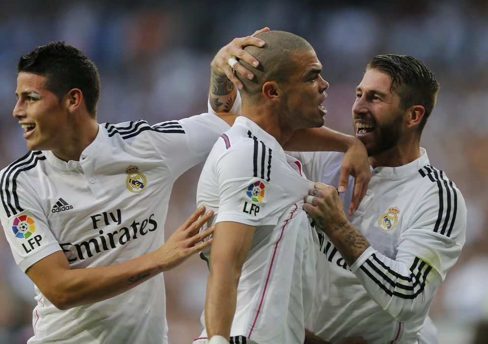 Foto: James, Pepe y Sergio Ramos celebran el segundo, marcado por el central portugués (AP)