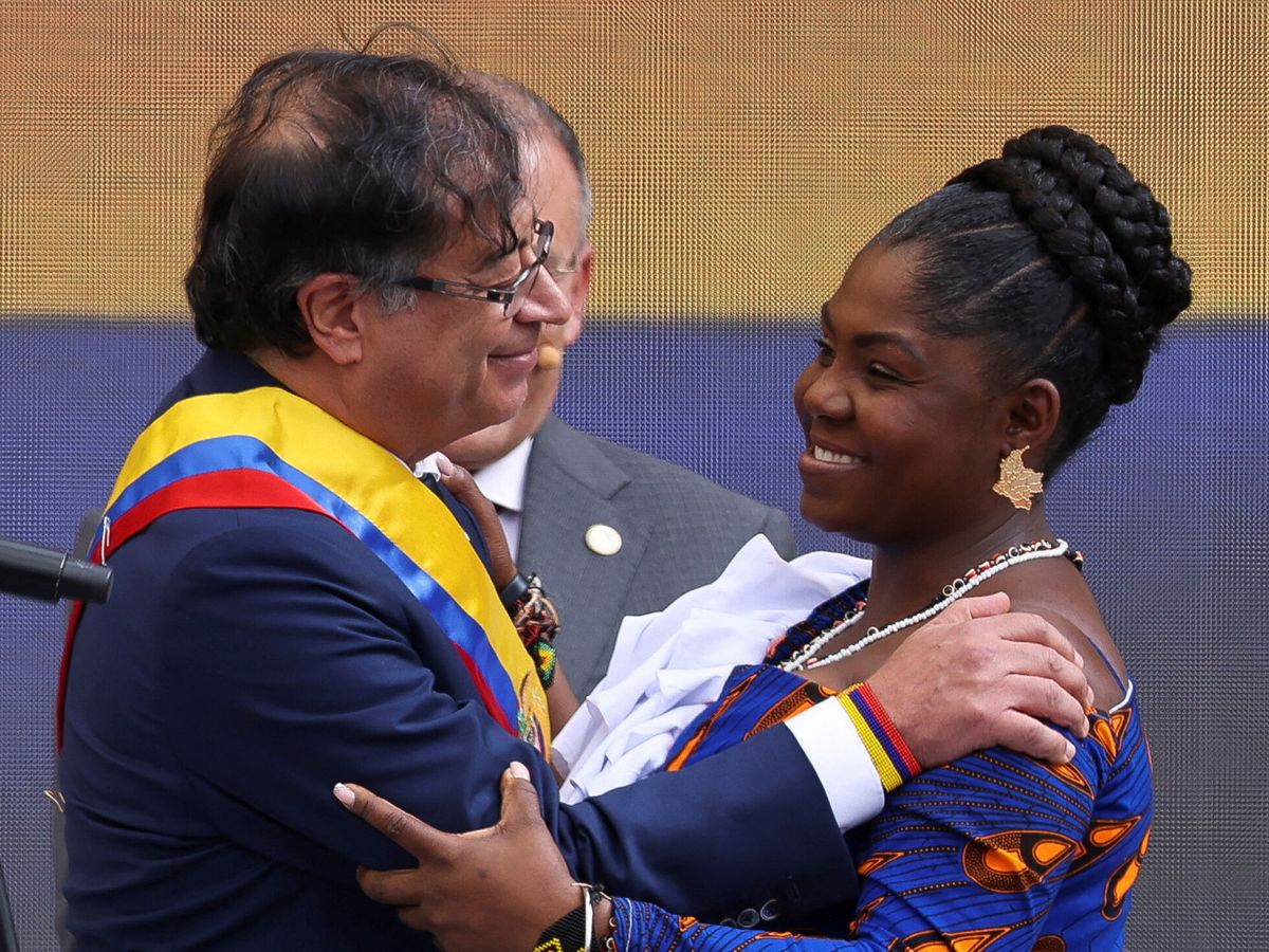 Foto: Gustavo Petro abraza a la vicepresidenta de Colombia, Francia Márquez, durante su toma de posesión como presidente. (Reuters/Luisa González)