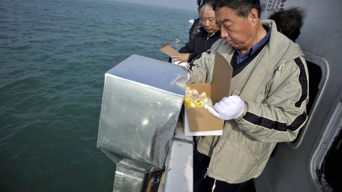 China se queda sin cementerios y anima a echar los muertos al mar