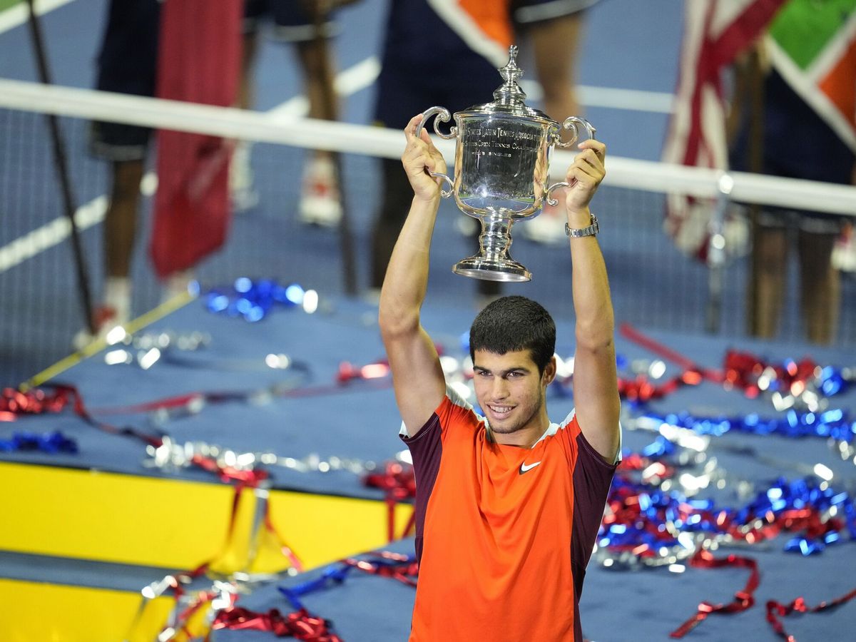 Foto: Carlos Alcaraz levanta el trofeo de campeón del US Open 2022. (EFE/EPA/RAY ACEVEDO).
