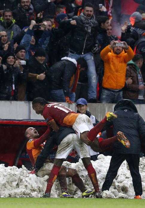 Foto: Sneijder celebra el gol con Drogba (Reuters)