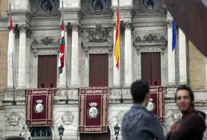 El Ayuntamiento de Bilbao iza la bandera española sólo veinte minutos para evitar altercados