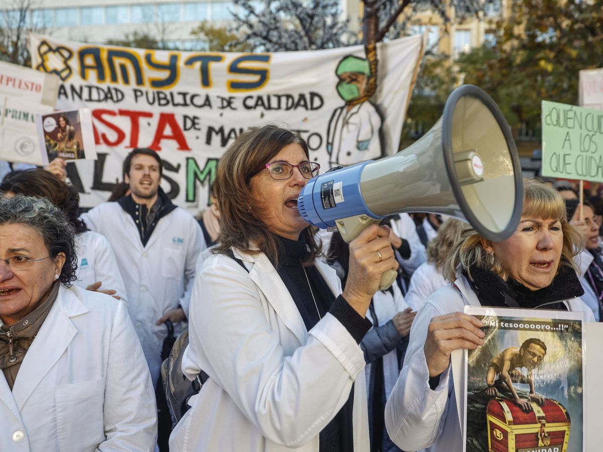 Foto: Huelga de los médicos de Familia y pediatras de Madrid. (EFE/Daniel González)