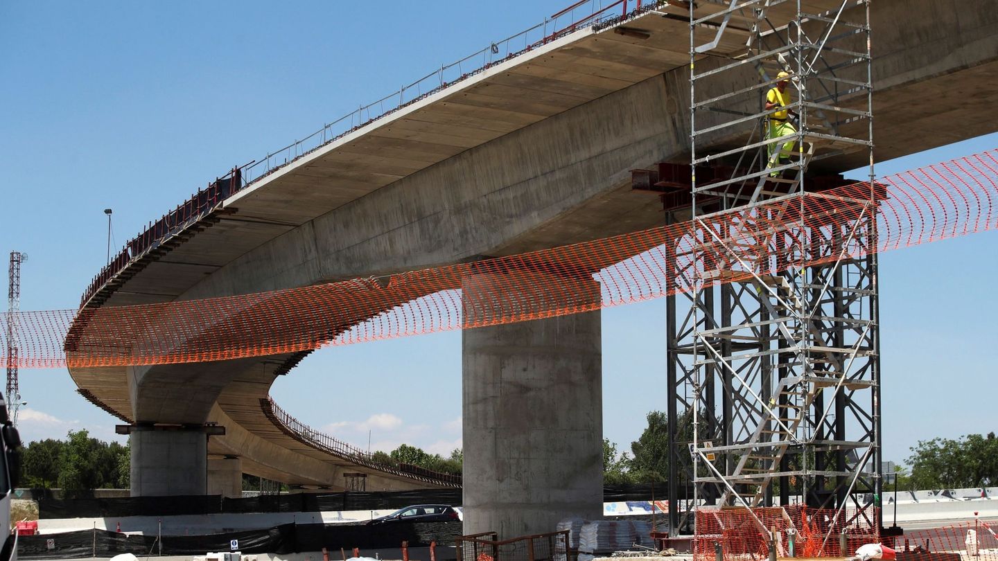 Obras del puente de la M-40 sobre la M-607 de Madrid. (EFE)