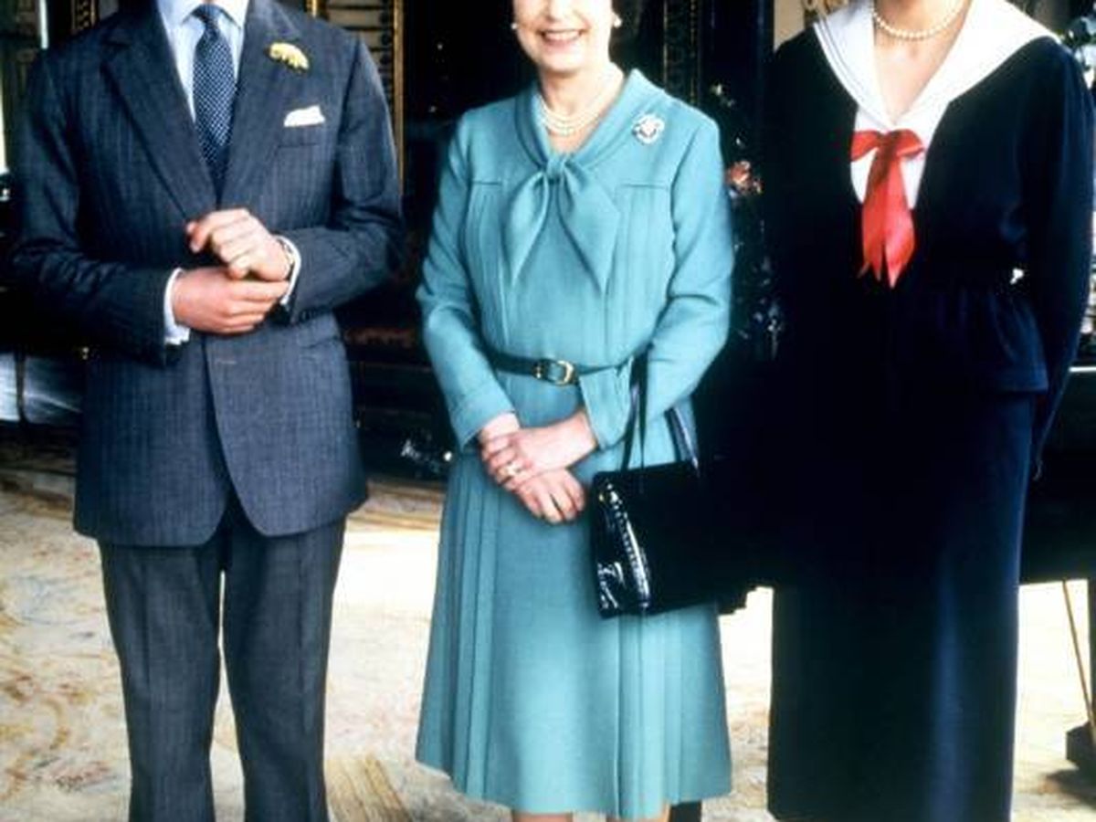 Foto: Carlos y Diana, junto a Isabel II. (Cordon Press)