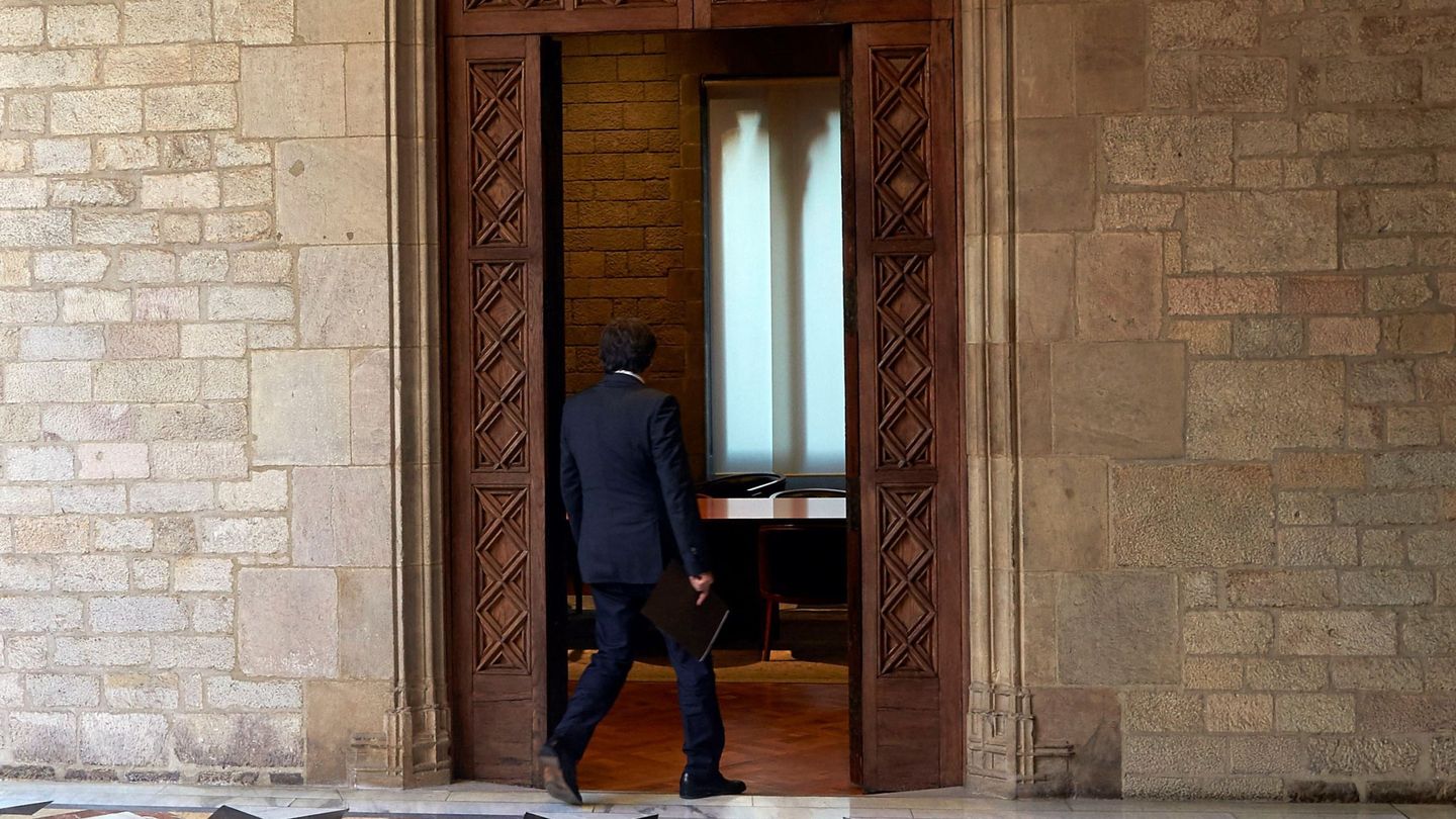 Puigdemont entra a su despacho en el Parlament. (EFE)