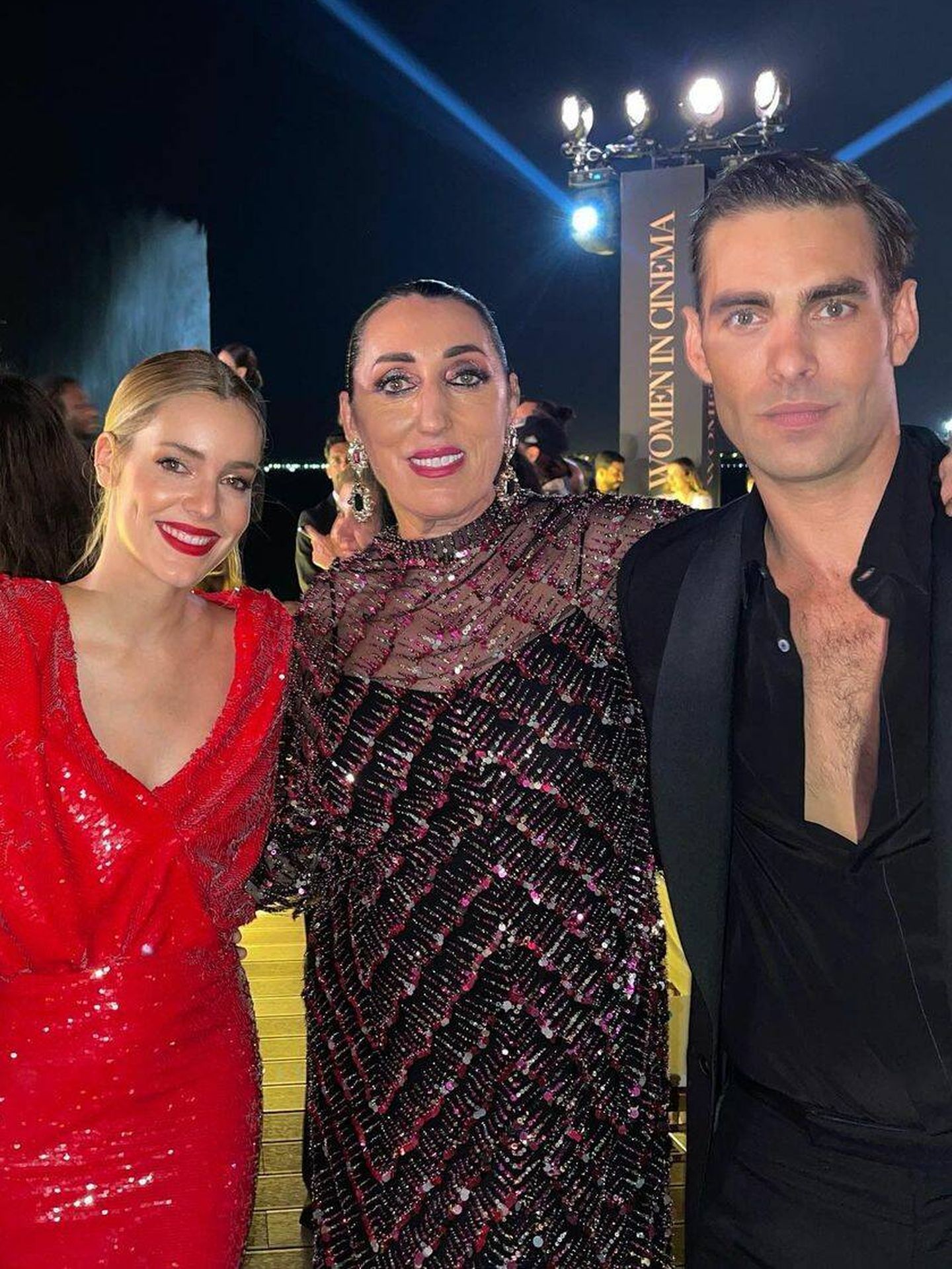 Alejandra Onieva, Rossy de Palma y Jon Kortajarena, en la fiesta. (Instagram/@ale_onieva)