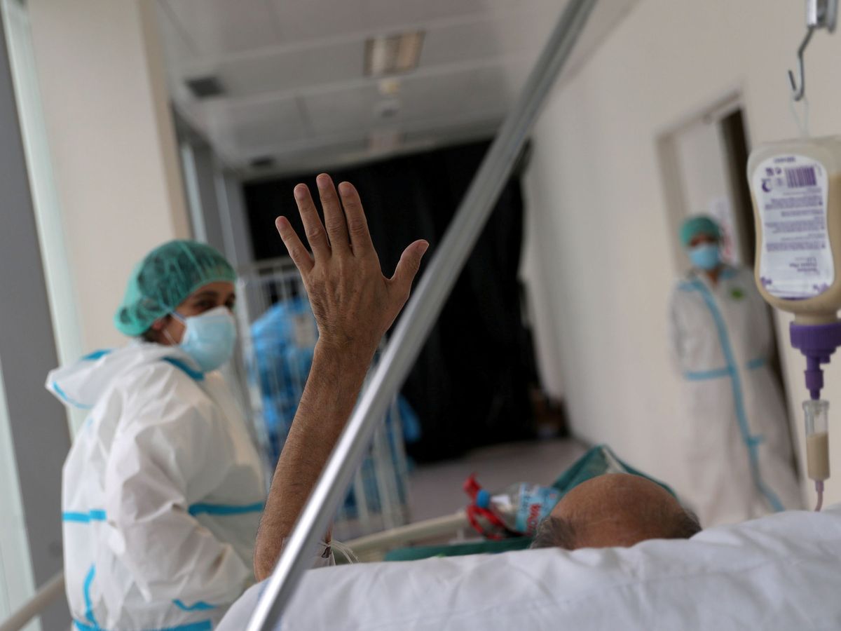 Foto: Un paciente sale de la UCI del Hospital Infanta Sofía. (Reuters)