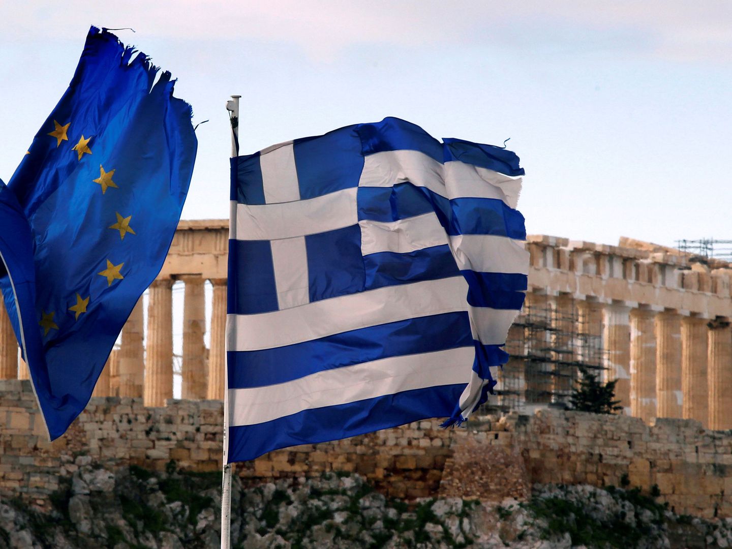 Bandera europea y griega frente a la acrópolis de Atenas. (Reuters)