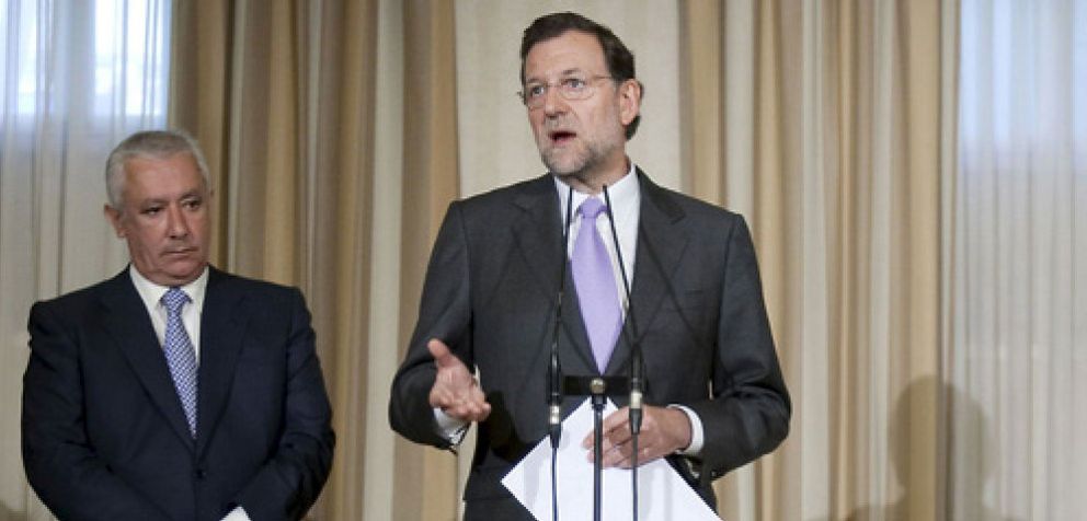 Foto: Arenas le intenta ‘robar’ la medalla a Rajoy