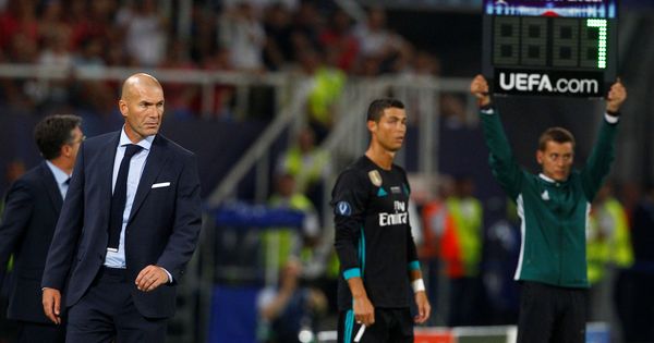 Foto: Cristiano Ronaldo sustituyó a Benzema en el minuto 83 de la Supercopa de Europa contra el Manchester United. (Reuters)