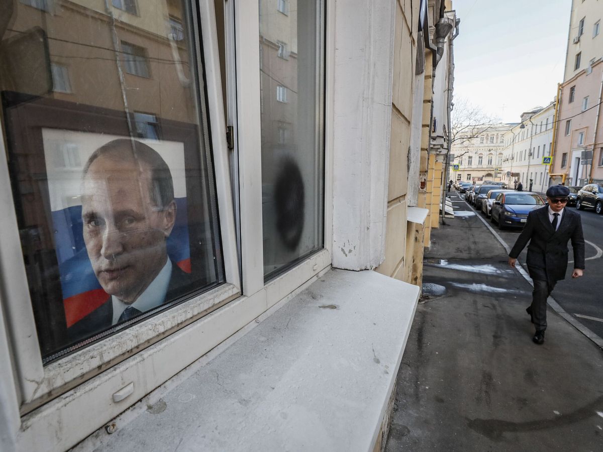 Foto: Un retrato de Putin en una vivienda en Moscú. (EFE/EPA/Yuri Kochetkov)