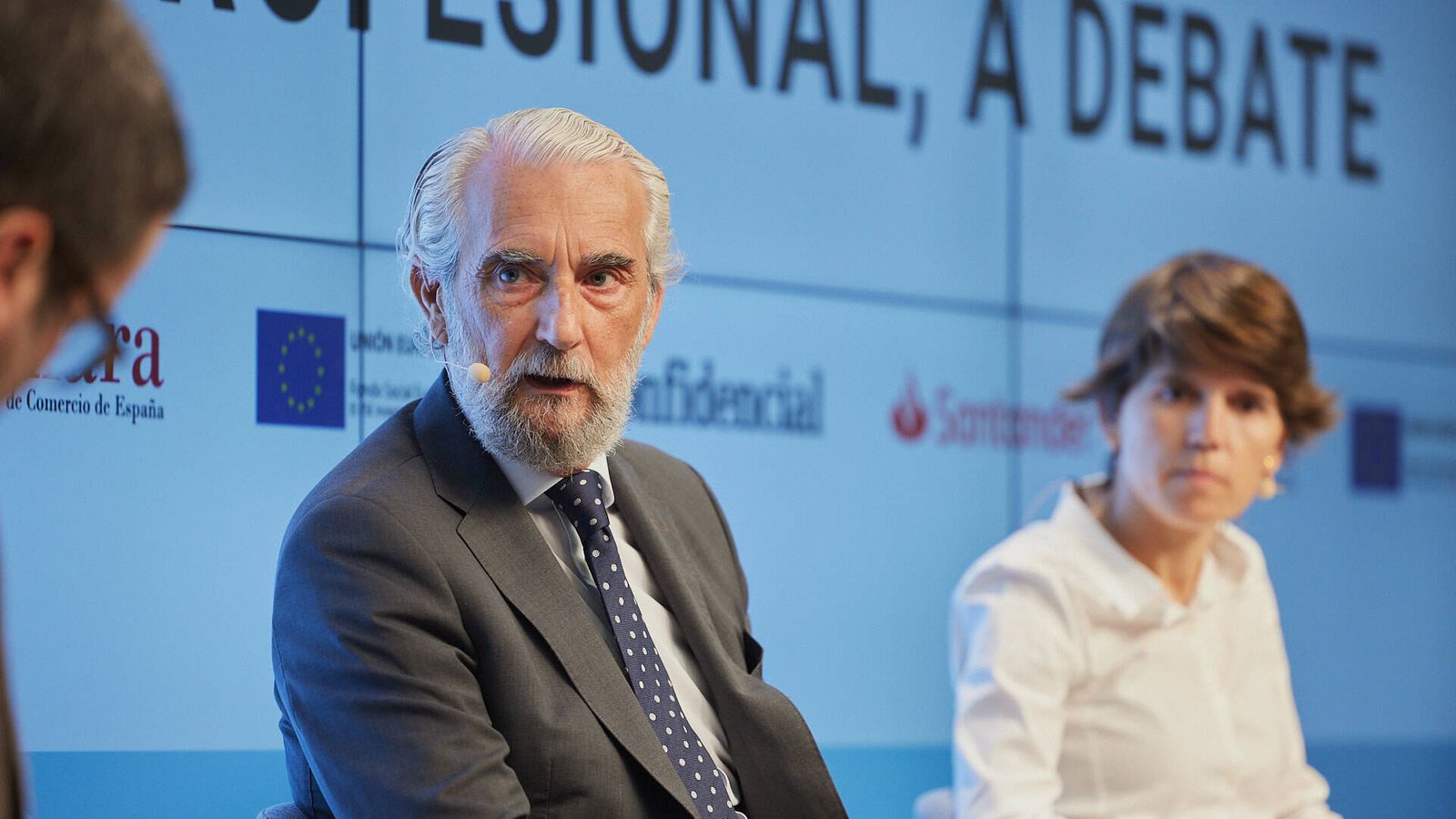 Luis Martínez-Abarca (CEU) y Verónica Marco (ALSA), en la mesa redonda 'Perspectivas profesionales, desafíos y futuro de la formación'.