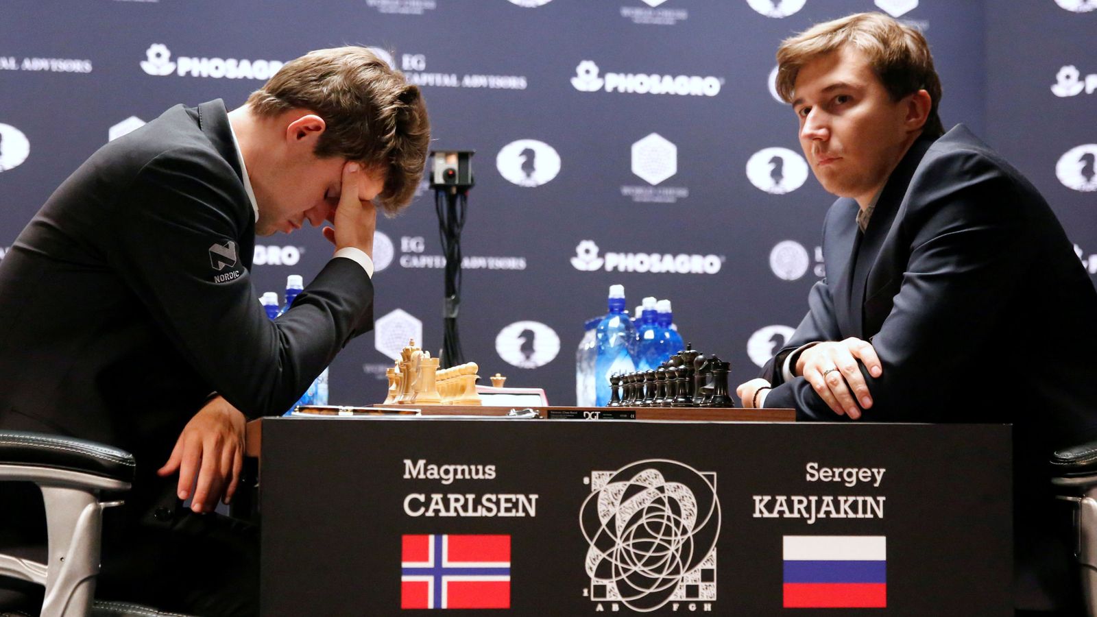 Foto: Magnus Carlsen y Serguéi Kariakin, durante una partida del Mundial (Reuters)