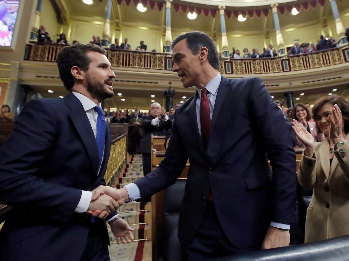 Foto: El líder del Partido Popular, Pablo Casado (i), felicita a Pedro Sánchez. (EFE)