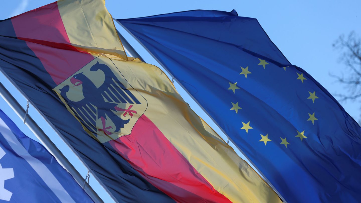 Bandera alemana junto a la de la Unión Europea. (Reuters)