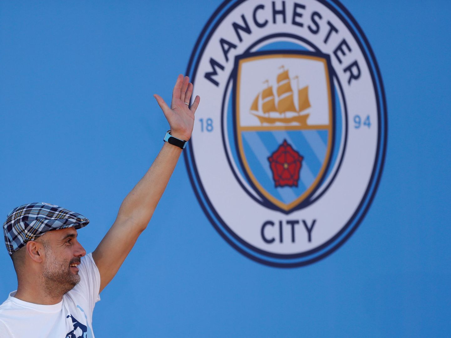 Guardiola saluda a la afición del City durante la celebración de la Premier League. (EFE)