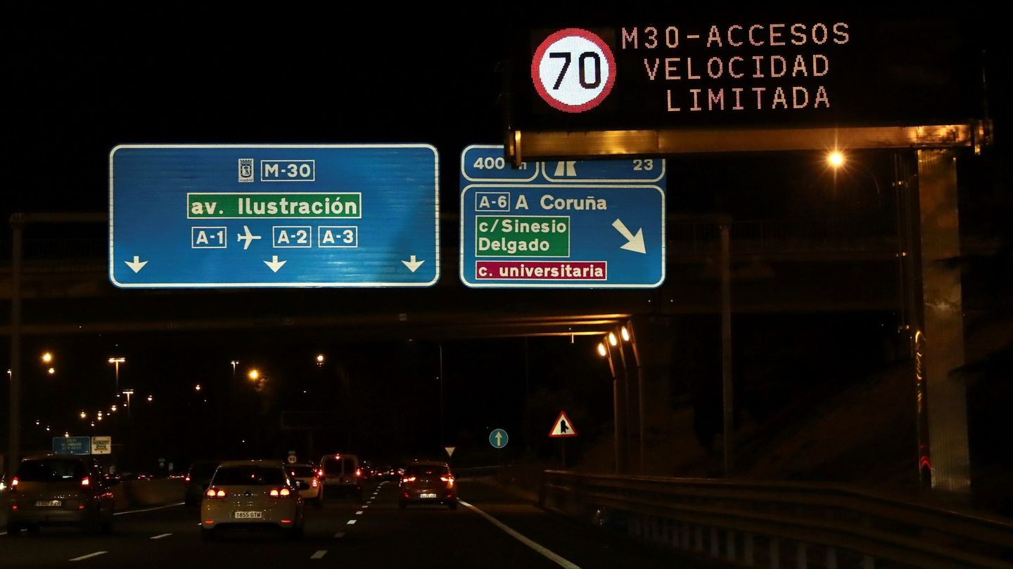 El Ayuntamiento de Madrid ha activado esta noche las restricciones al tráfico. (EFE)