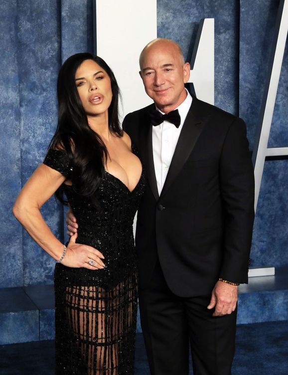 Lauren Sanchez y Jeff Bezos, en la fiesta de los Oscar 2023. (EFE/EPA/Nina Prommer)