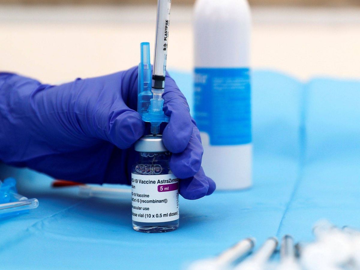 Foto: La Comunitat Valenciana reinicia la vacunación con AstraZeneca. (EFE) 