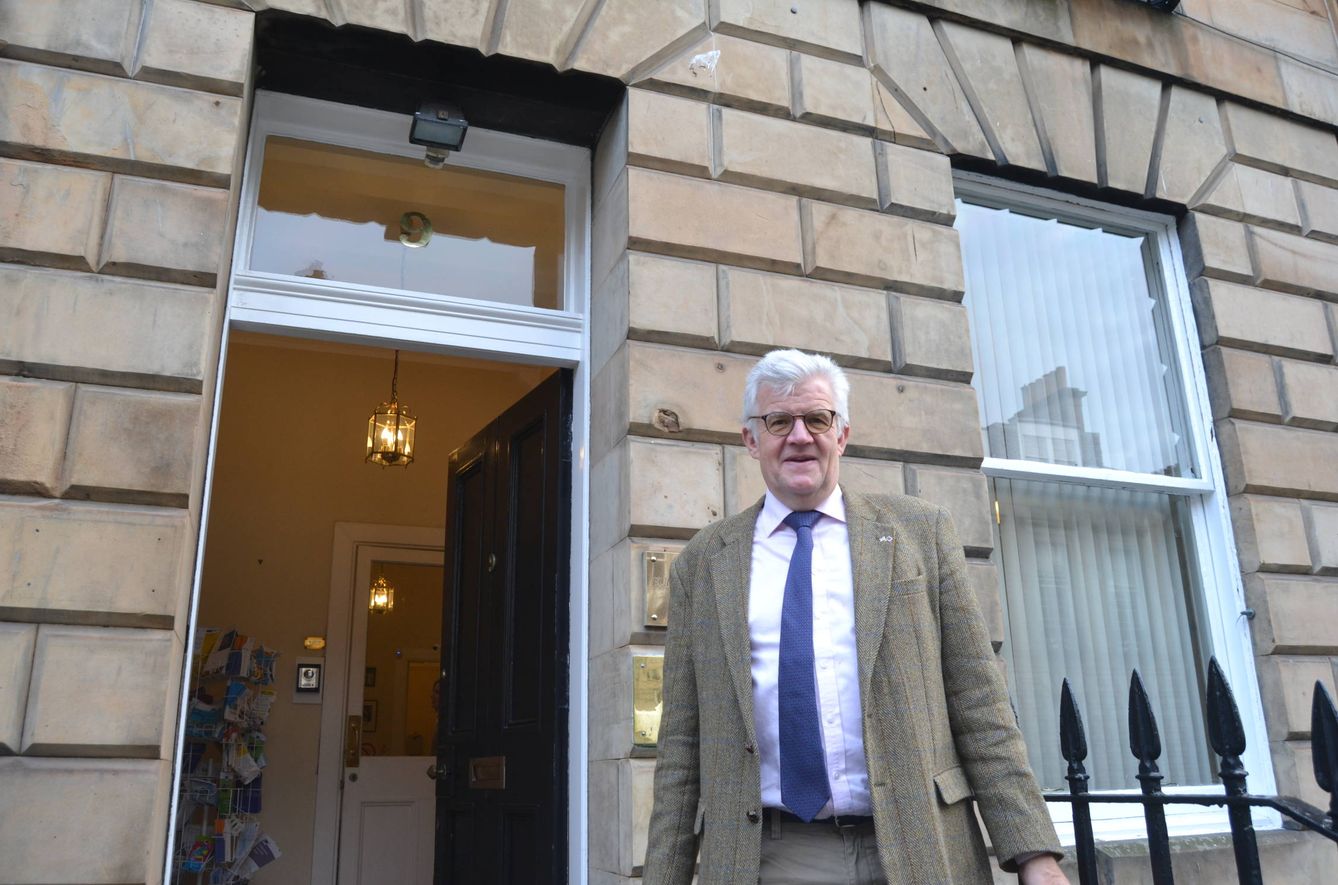 Graham Blythe, frente a la Oficina de la Comisión Europea en Edimburgo. (E. Blanco)