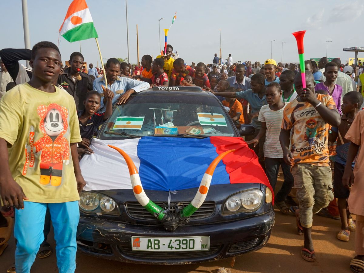 Foto: Manifestantes nigerinos con la bandera rusa en Niamey. (EFE/Issifou Djibo)