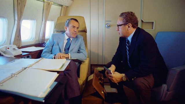 El presidente de EEUU Richard Nixon conversa con su secretario de Estado,  Henry Kissinger. (Reuters)
