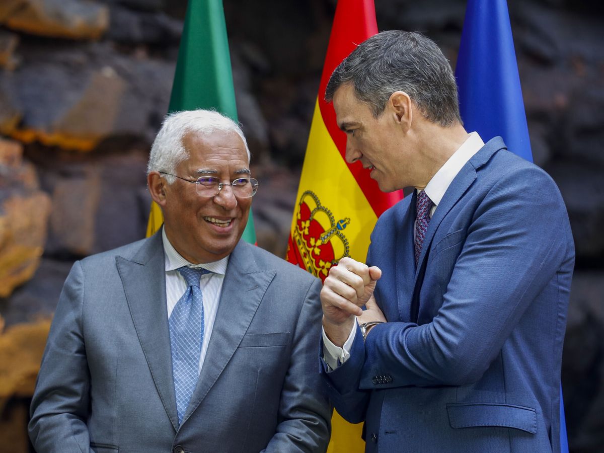 Foto: El primer ministro de la República Portuguesa, Antonio Costa (i) junto al presidente del Gobierno, Pedro Sánchez, durante la 34 edición la Cumbre Hispano-Portuguesa. (EFE/Urquijo A.)