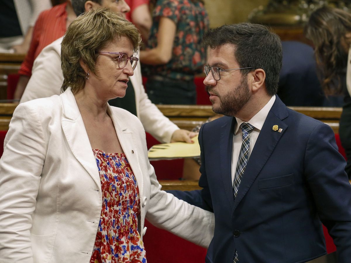 Foto: La 'consellera' de Educació, Anna Simó, con Pere Aragonès en el Parlament. (EFE)