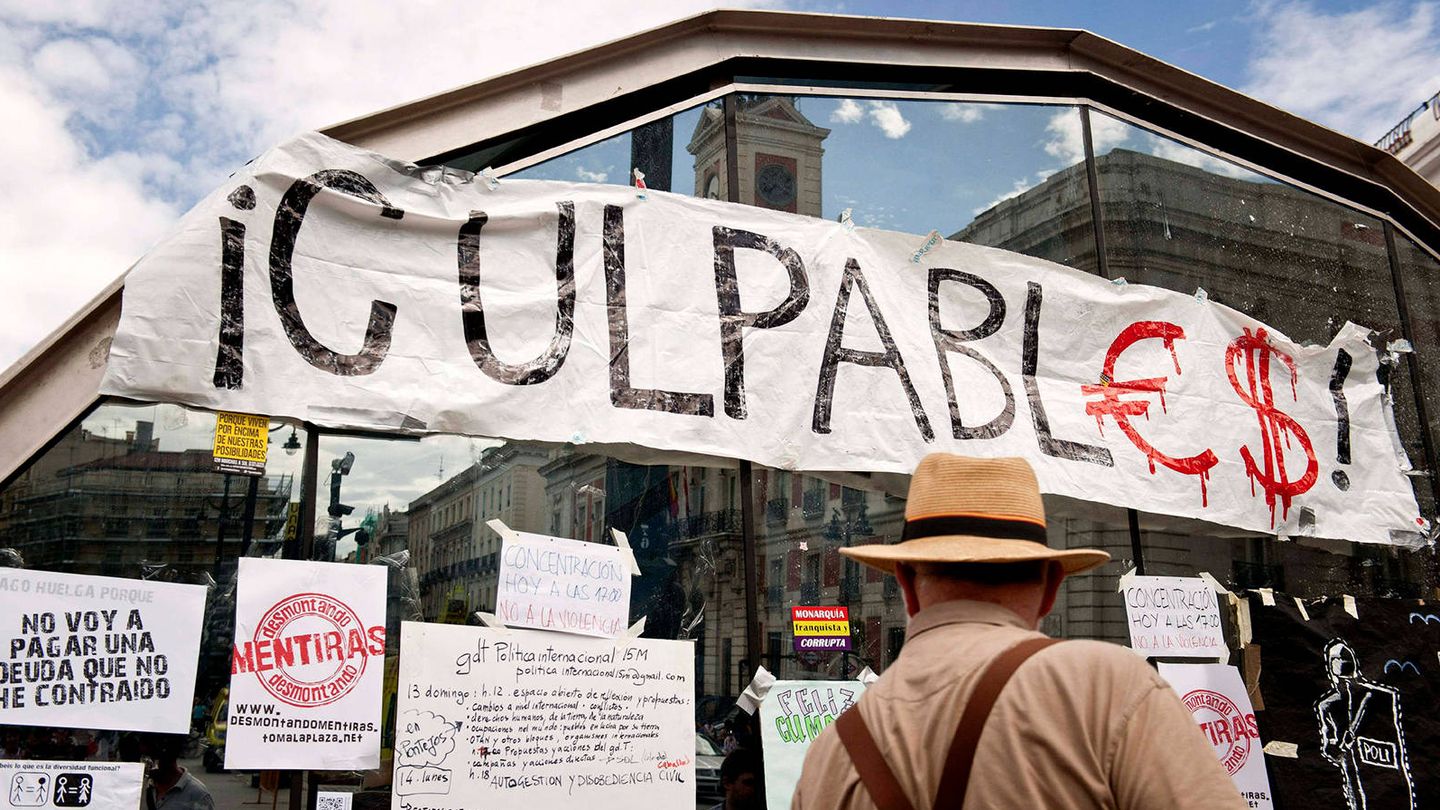 Pancartas en una concentración del 15-M en la Puerta del Sol, en el primer aniversario del movimiento. (EFE: Luca Piergiovanni)