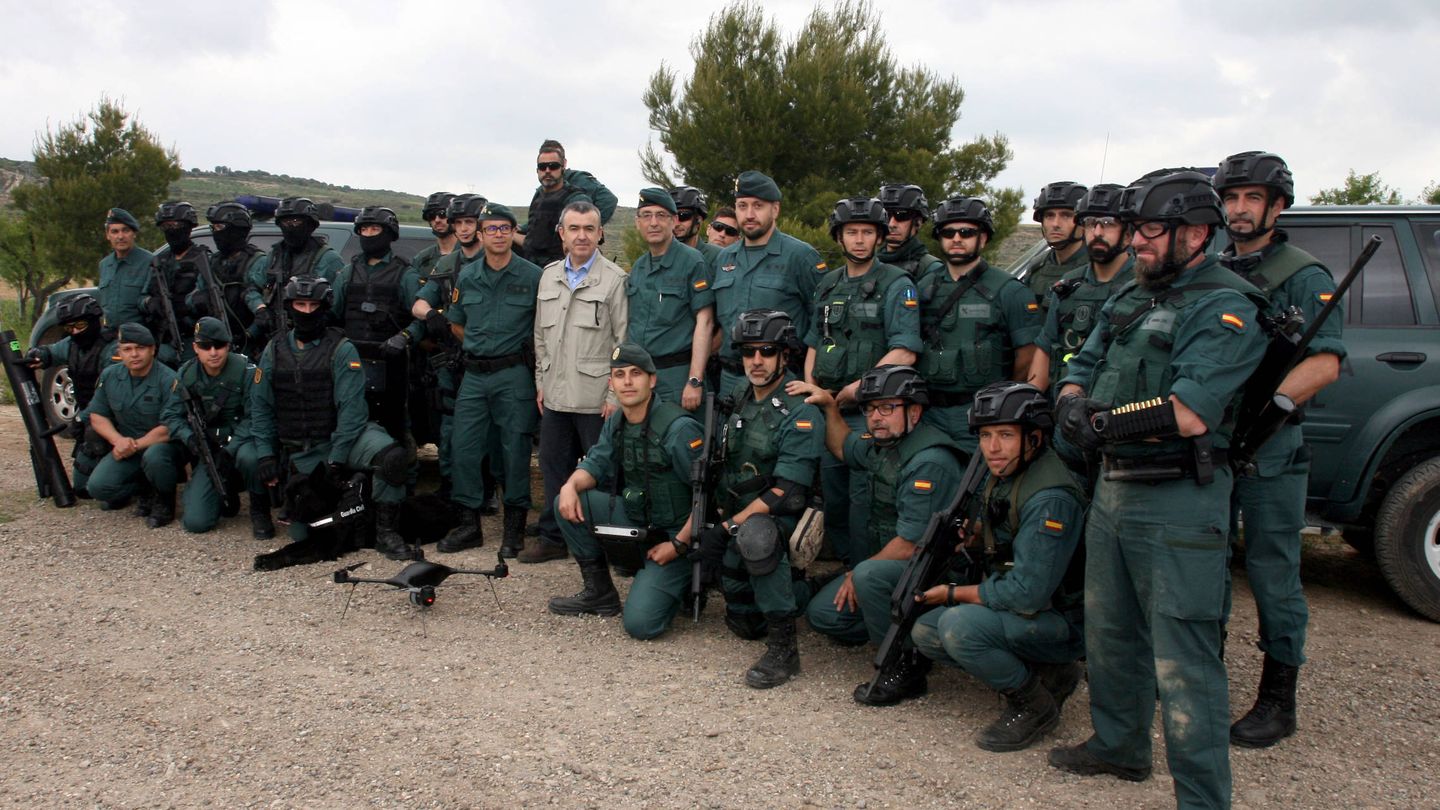 Lorenzo Silva junto a la UAR tras asistir a un simulacro de intervención en Logroño (Marta Calvo)