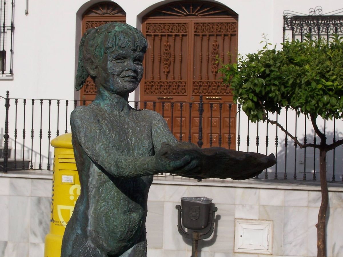 Foto: La estatuta de la niña de Benalmádena. (Ayuntamiento de Benalmádena)