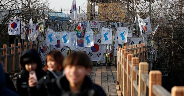Foto: Banderas de la unificación cuelgan de una verja en la Zona Desmilitarizada (DMZ) en Paju, Corea del Sur, el 19 de enero de 2018. (Reuters)