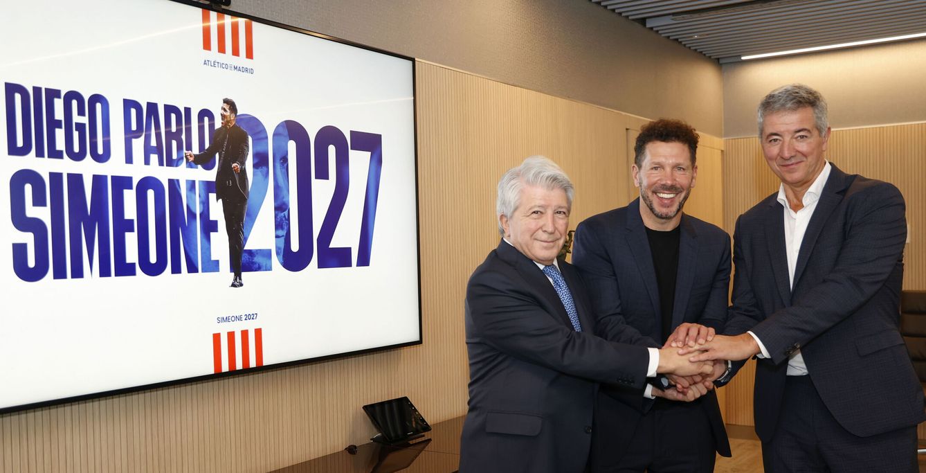 Simeone, junto a Cerezo y Gil Marín en el acto de renovación hasta 2027 (EFE ).