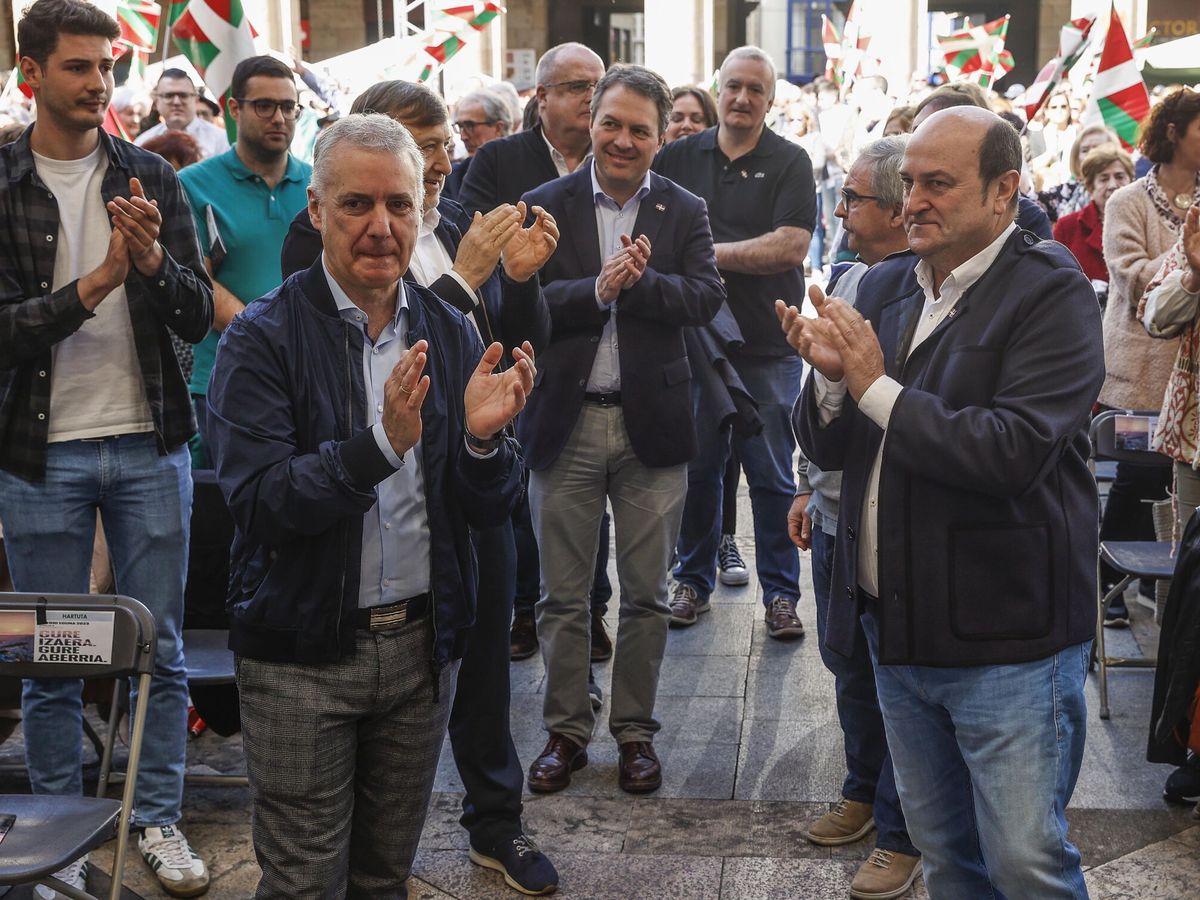 Foto: Urkullu y Ortuzar aplauden en el Aberri Eguna. (EFE/Miguel Toña)