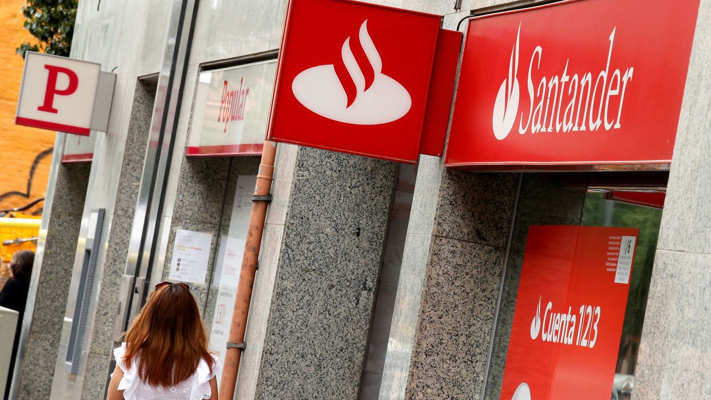 Dos entidades del Banco Popular y el Santander. (Reuters)