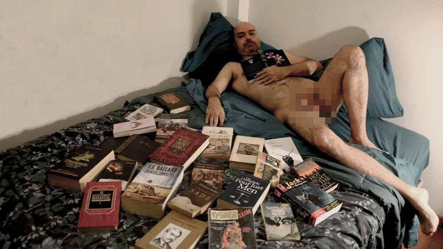 Hernán Migoya posando con un ejemplar de 'Putas os quiero'. (Susan Frances Campos) 