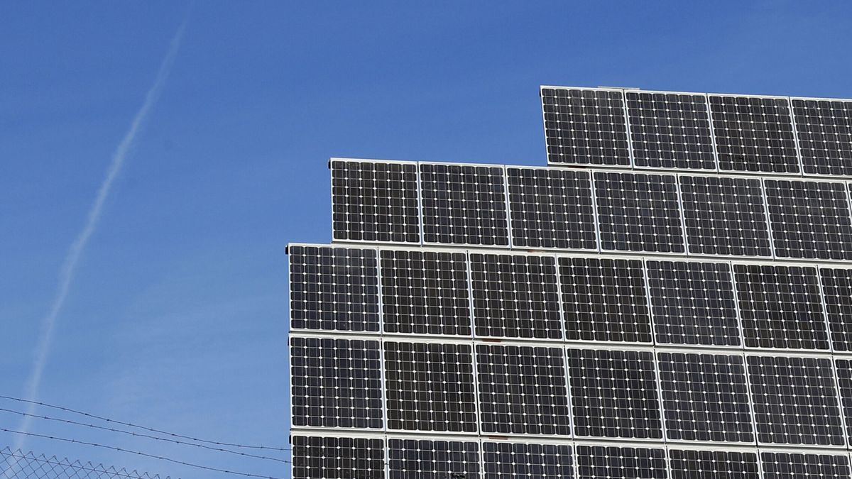 Unidas Podemos, contra la fotovoltaica: "Ahora la burbuja cambia chalés por placas solares" 