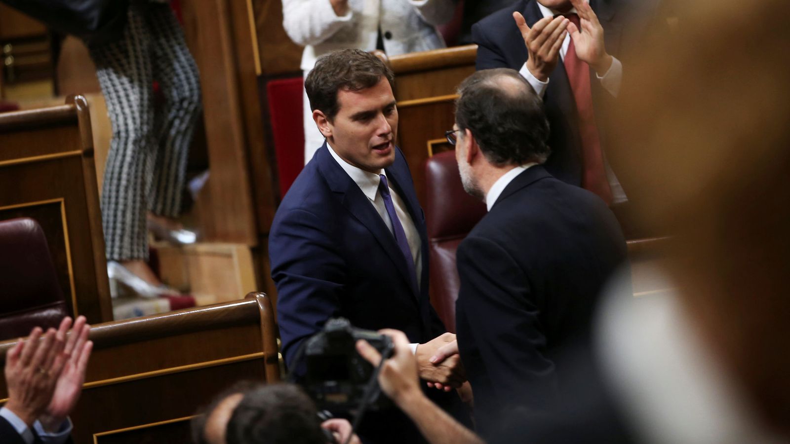 Foto: El líder de Ciudadanos, Albert Rivera, felicita a Mariano Rajoy tras ser investido presidente del Gobierno. (Reuters)