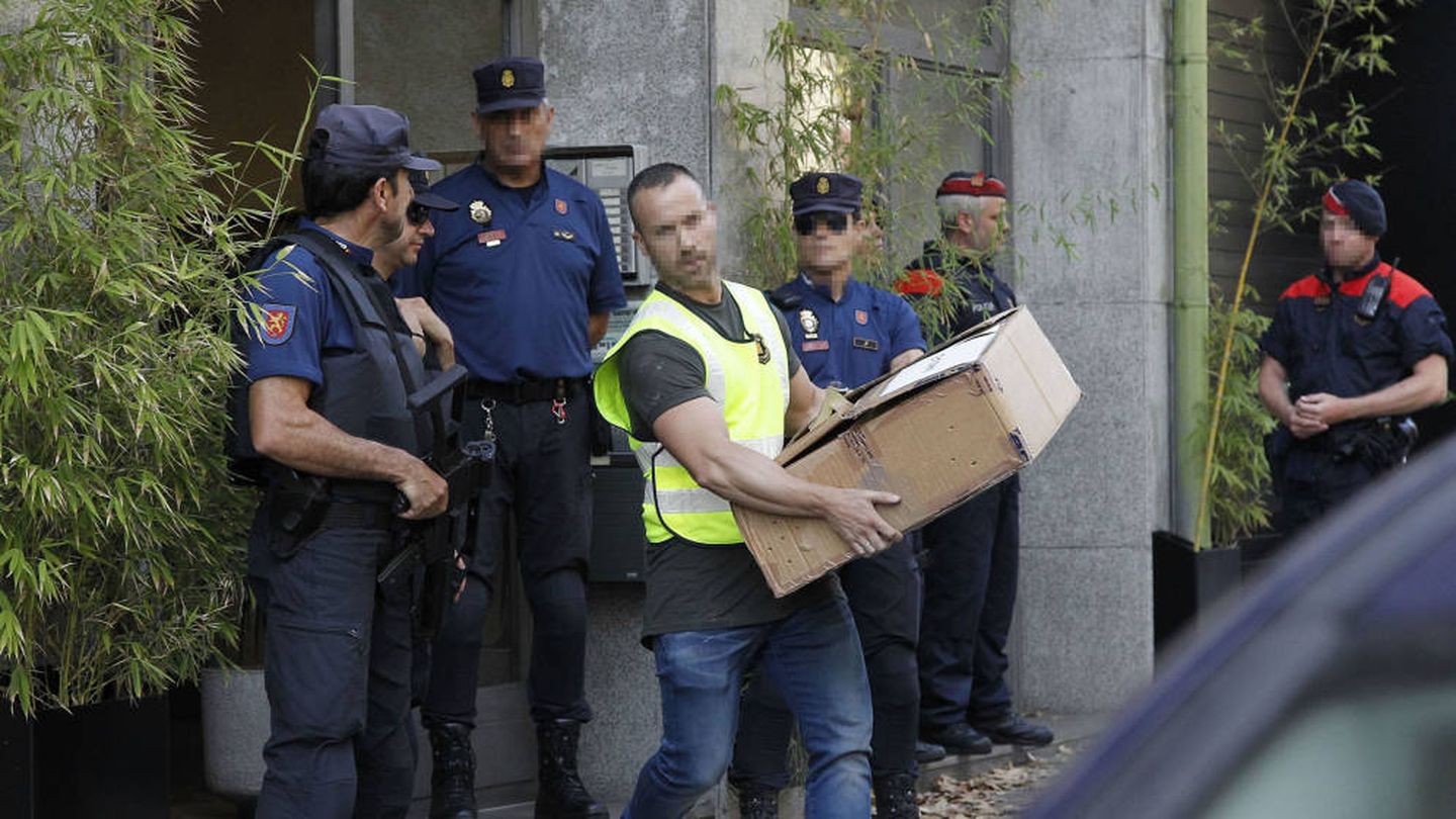 Mossos d'Esquadra y Policía Nacional transportan cajas con pruebas incautadas en la operación. (EFE)