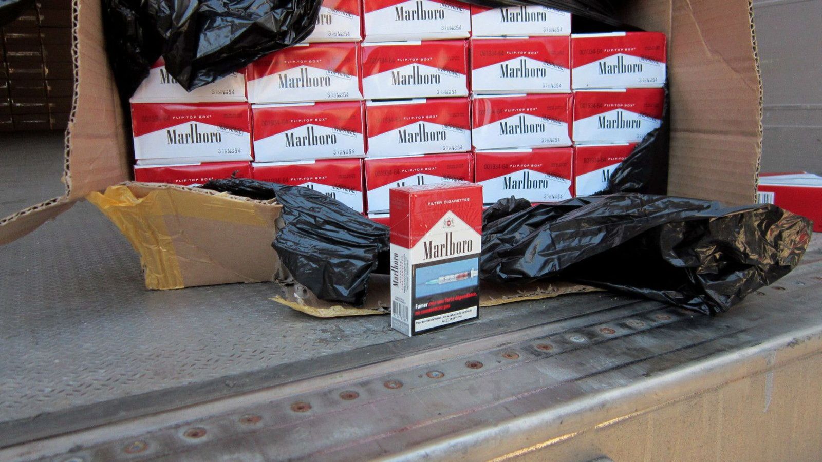Foto: La Agencia Tributaria y la Guardia Civil intervienen cajetillas de tabaco de contrabando. (EFE)