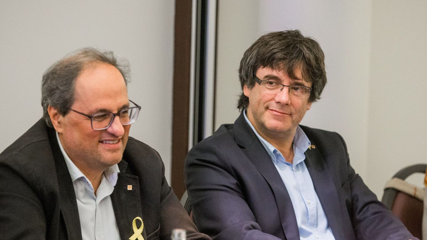 El presidente de la Generalitat, Quim Torra (i), y su predecesor, Carles Puigdemont. (EFE)