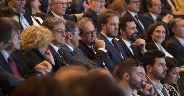 Foto: Enric Millo (6d), Quim Torra (4d), el presidente del Grupo Zeta, Antonio Asensio (3d), el presidente del Parlament de Catalunya, Roger Torrent (2d), y Ada Colau. (EFE)