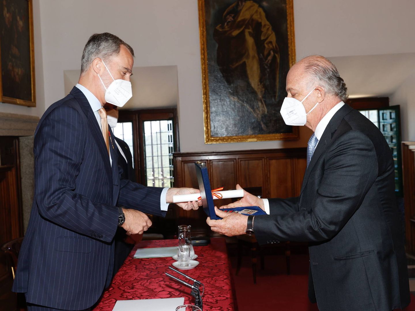 El rey Felipe VI entrega el premio a Enrique Krauze. (Cedida)