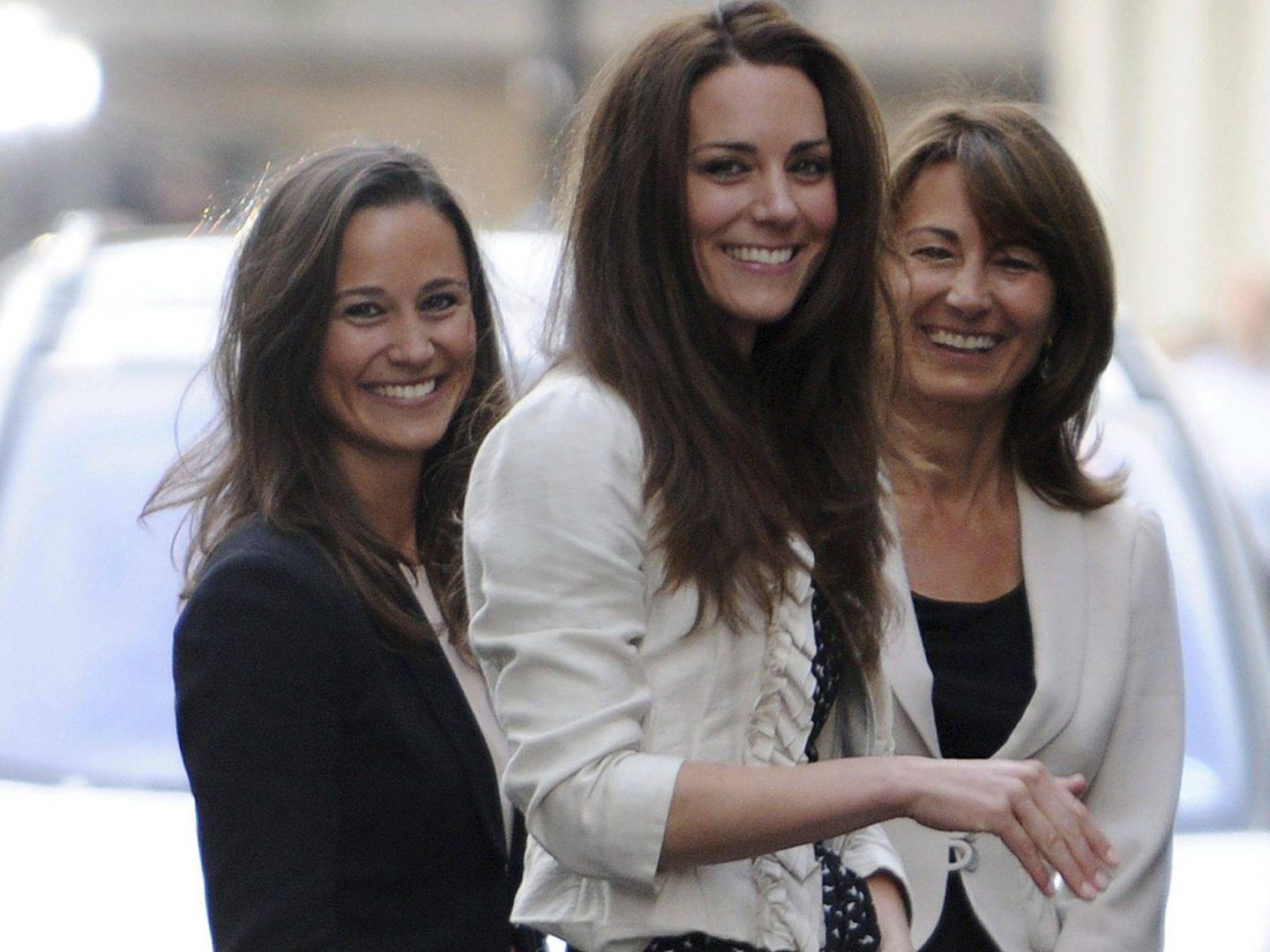Kate, con su madre y su hermana Pippa en 2011. (EFE)