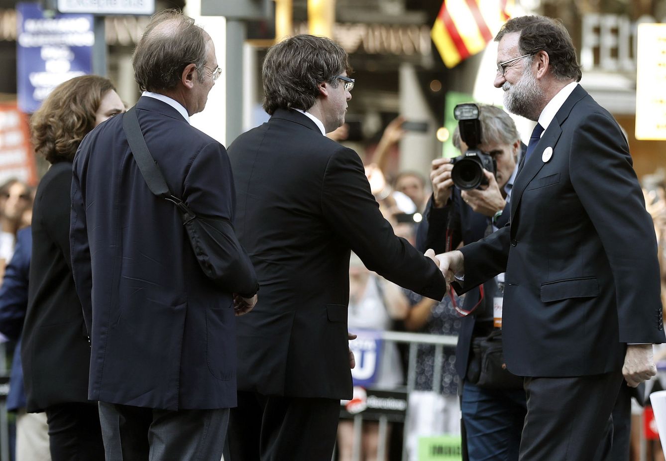 Mariano Rajoy saluda a Carles Puigdemont durante la manifestación contra los atentados. (EFE) 