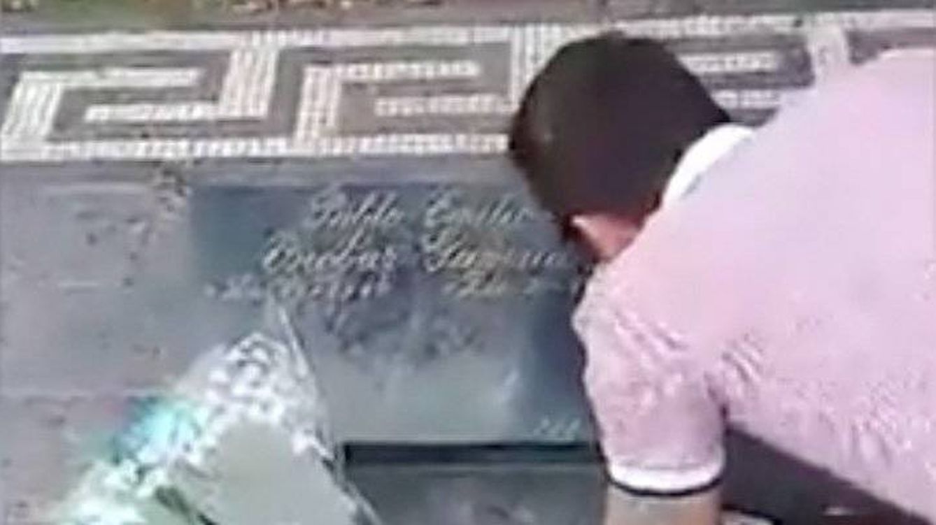 Fotograma del vídeo eliminado de YouTube en el que un turista británico consume cocaína en la tumba de Escobar.