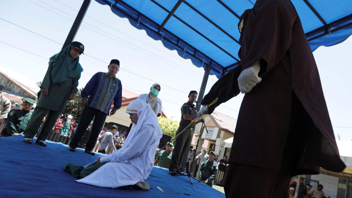 En algunos países como Indonesia, el adulterio está penado con castigos corporales (EFE/Hotli Simanjuntak)