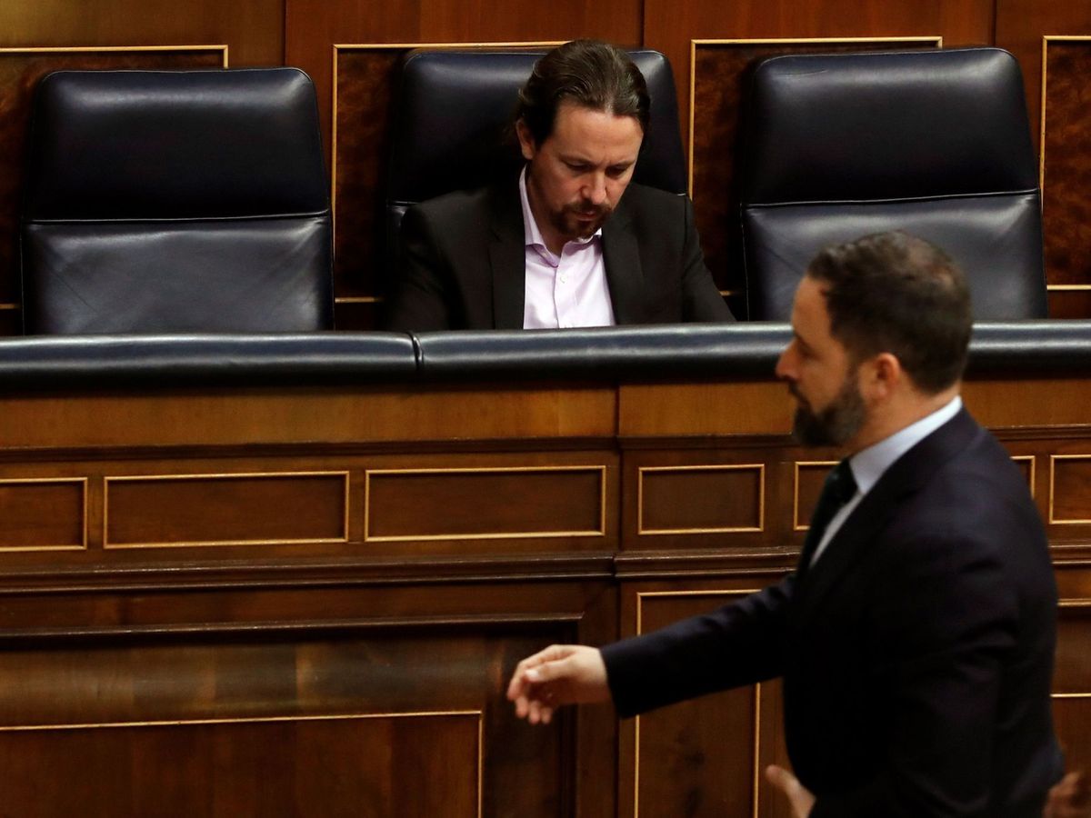 Foto: El líder de Vox, Santiago Abascal, pasa frente a Pablo Iglesias en el Congreso. (EFE)