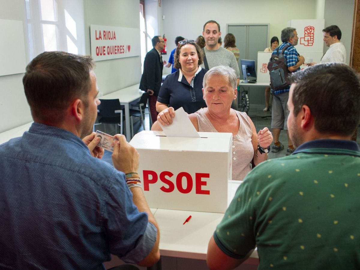 Foto: Militantes del PSOE de La Rioja, votando en la consulta interna tras las autonómicas de 2019 para avalar la formación de un Gobierno de coalición. (EFE/Raquel Manzanares)